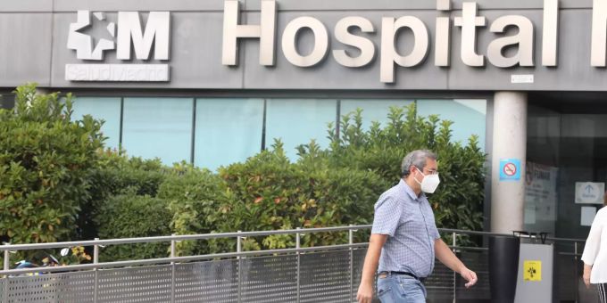 Ein Mann mit Mundschutz geht am Eingang des Krankenhauses La Paz vorbei. Im Corona-Hotspot Spanien sind die Marken von 600'000 Infektionen und 30'000 Todesopfern überschritten worden. Coronavirus - Spanien