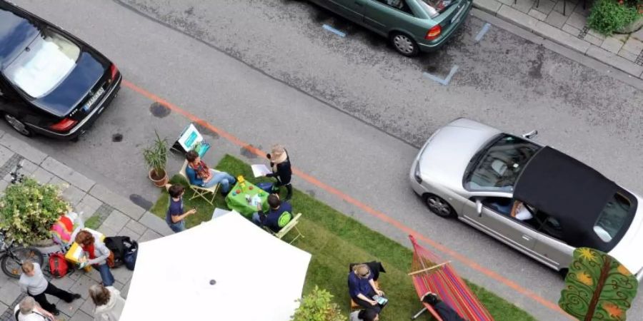 Ein Parkplatz wird zur grünen Oase. Foto: Tobias Hase/dpa