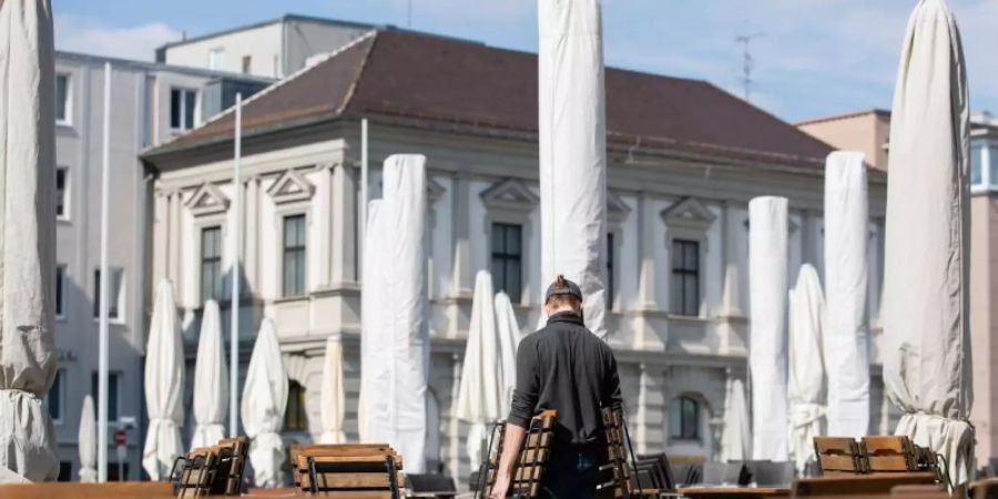 Das besonders hart von den coronabedingten Einschränkungen betroffene Gastgewerbe arbeite sich allmählich aus dem Corona-Loch. Foto: Tom Weller/dpa