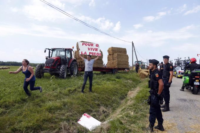 Bauernproteste an der 16. Etappe der Tour de France 2018. tour de france 2018/16. etappe