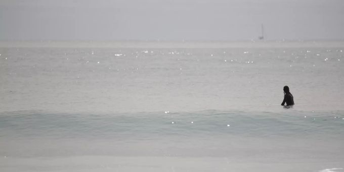 In Westaustralien kam es heute zu einer Hai-Attacke. Ein Surfer wird vermisst. (Symbolbild) Surfer Hai