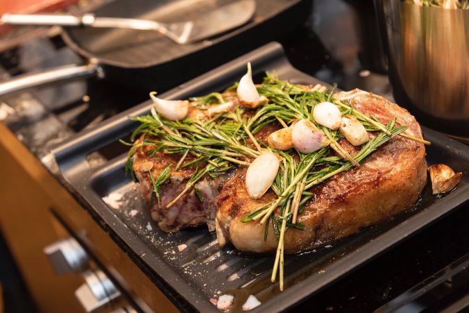 Und so kommt das Fleisch in den auf 60° vorgeheizten Ofen.