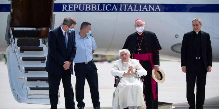 Benedikt XVI. kurz vor dem Abflug nach Rom