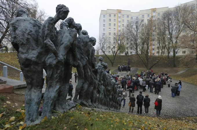 Menschen nehmen an einer Zeremonie zum Gedenken an den 70. Jahrestag der Beseitigung des jüdischen Ghettos von Minsk durch die Nazis teil. Weissrussland