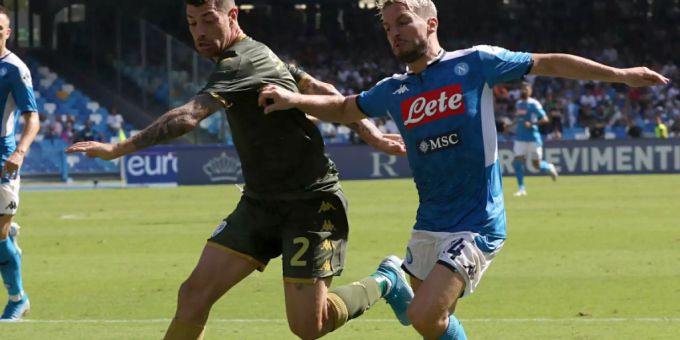 Napolis Torschütze Dries Mertens (rechts) im Zweikampf mit Brescias Stefano Sabelli Napolis Torschütze Dries Mertens (rechts) im Zweikampf mit Brescias Stefano Sabelli