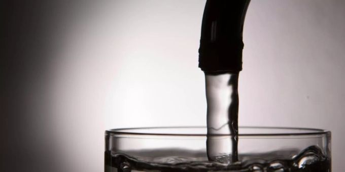 Wasser fliesst ins Glas Wasser fliesst ins Glas