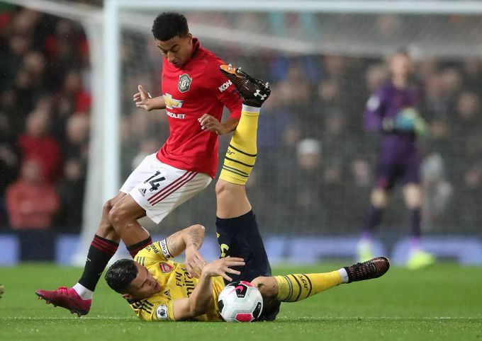 Jesse Lingard von Manchester United und Granit Xhaka (unten) von Arsenal kämpfen um den Ball. Manchester United FC Arsenal