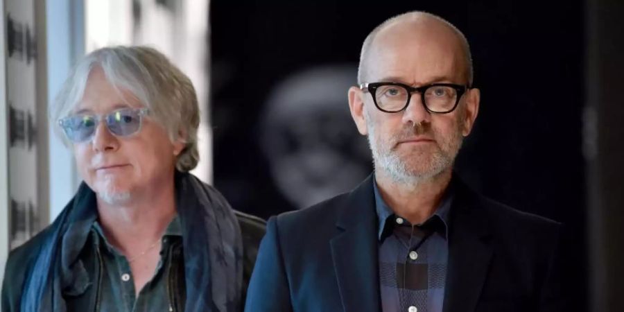 Michael Stipe (r) - neben ihm sein R.E.M-Kollege Mike Mills - macht wieder Musik. Foto: Britta Pedersen/zb/dpa