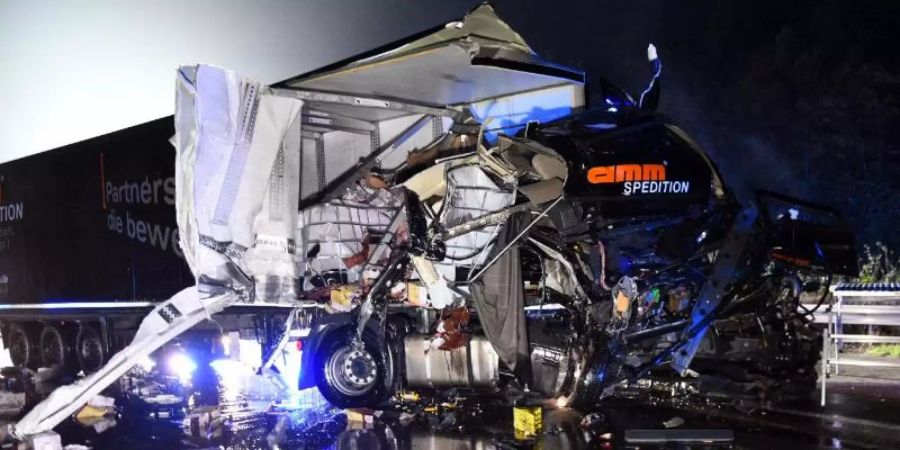 Bei dem Unfall wurden beide Fahrer schwer verletzt. Foto: René Priebe/dpa