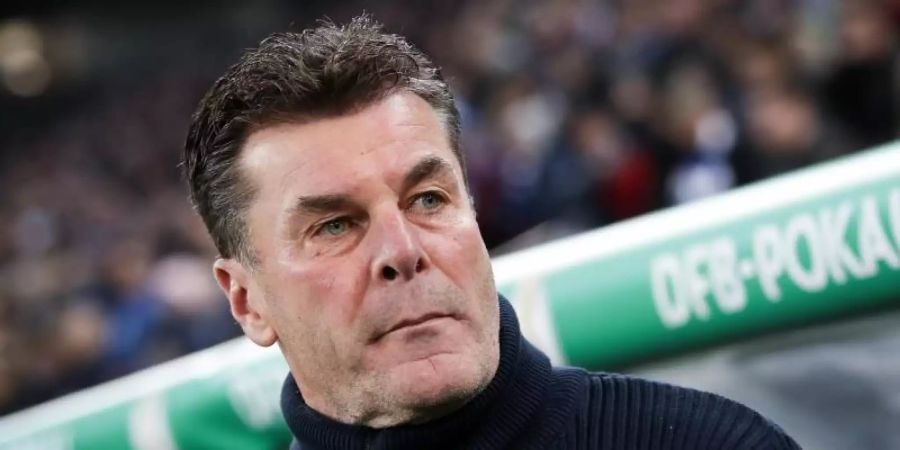 Der Hamburger Trainer Dieter Hecking mahnt die «Vorbildfunktion» der Profifussballer an. Foto: Christian Charisius/dpa