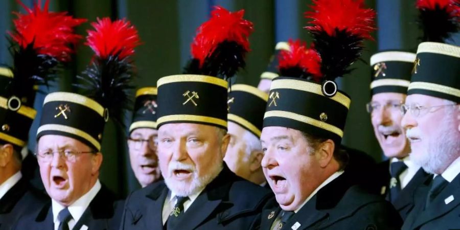 Der Ruhrkohlechor singt auf Zeche Zollverein ein Bergmannslied. Foto: Roland Weihrauch/dpa