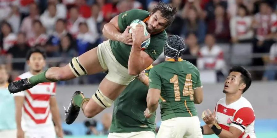 Eben Etzebeth (oben) war mit Südafrika gegen Japan obenauf. Foto: Eugene Hoshiko/AP/dpa