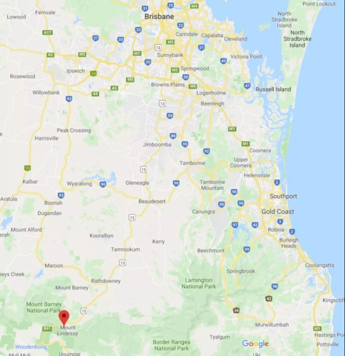 Mount Lindesay liegt im Osten Australiens, etwa 90 Kilometer südlich von Brisbane an der Grenze zwischen den Bundesstaaten Queensland und New South Wales. Mount Lindesay Schweizer Familie