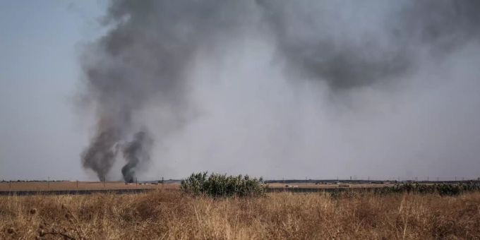 Rauch steigt nahe der Grenze zwischen Syrien und der Türkei auf. Militäroffensive der Türkei