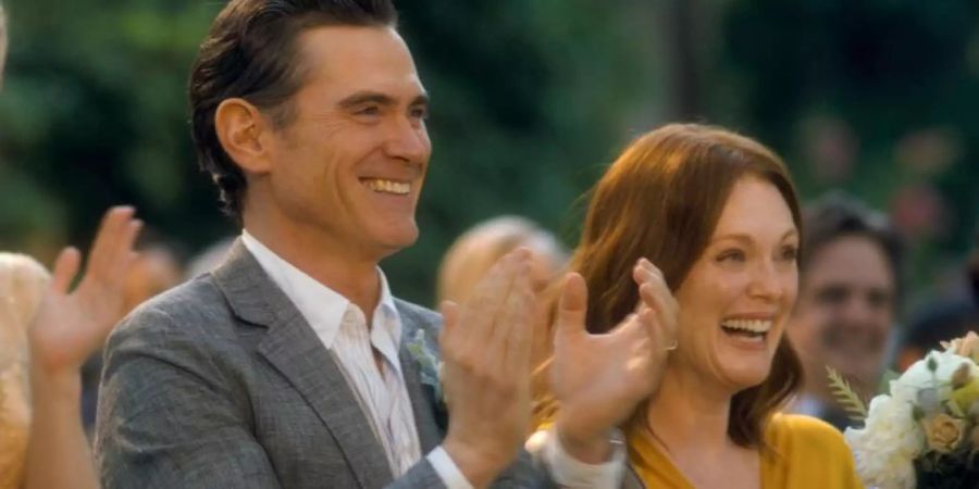 Theresa (Julianne Moore, r) ist mit Oscar (Billy Crudup) verheiratet, dem Ex-Freund von Isabel. Foto: -/Telepool/dpa