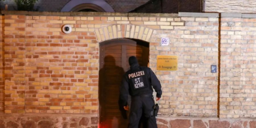 Polizist am Eingang der Synagoge in Halle