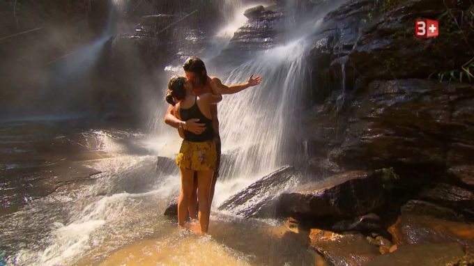 Rivana und Bachelor 2019 Schweiz Patric Haziri unter dem Wasserfall. Bachelor patric