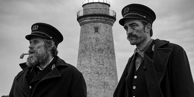 Thomas (Willem Dafoe) (l.) und Ephraim (Robert Pattinson) (r.) blicken düsteren Zeiten entgegen. «Der Leuchtturm»
