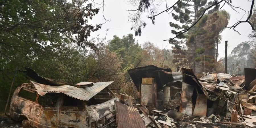 Autowrack und Hausruine in Bilpin westlich von Sydney