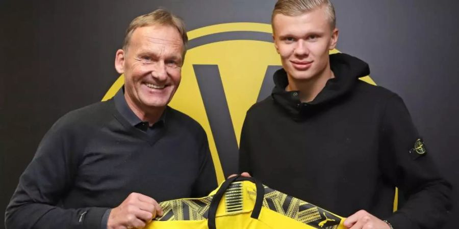 BVB-Boss Hans-Joachim Watzke übergibt Neuzugang Erling Haaland das Trikot von Borussia Dortmund. Foto: Joel Kunz/BVB Medien/dpa