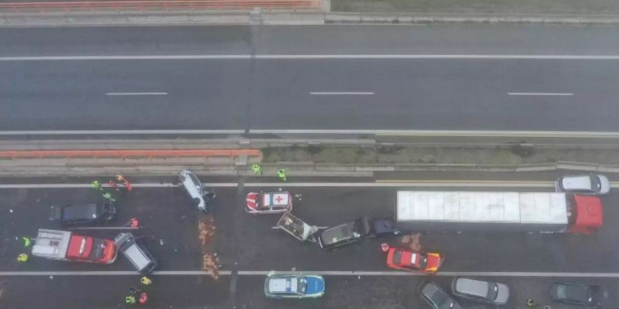 Nur noch Schrott und Altmetall: Die Unfallstelle auf der A7 aus der Vogelperspektive. Foto: Karl-Josef Hildenbrand/dpa