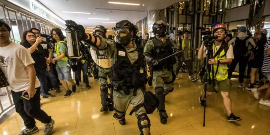 Polizisten an einer Hongkonger U-Bahn-Station