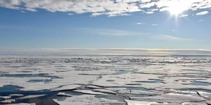 Auf dem arktischen Ozean am Nordpol schwimmen Eisplatten. Das Eis schmilzt und der Meeresspiegel steigt. Die Erderwärmung hat massive Auswirkungen auf Eismassen und Ozeane. Eis