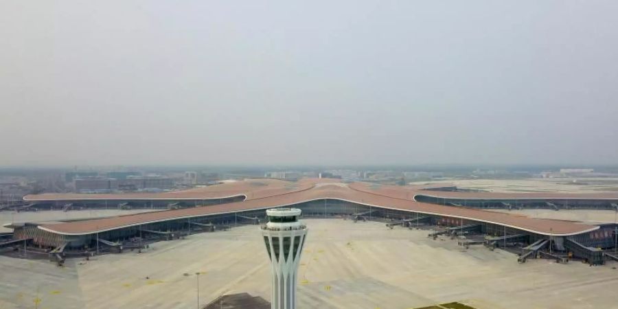 Der westliche Kontrollturm und das Terminalgebäude des neu gebauten Daxing International Airport in Peking. Nach nur vier Jahren Bauzeit wird Peking seinen neuen Mega-Flughafen eröffnen. Foto: Zhang Chenlin/XinHua