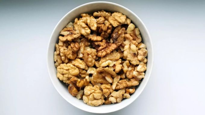 Eine gesunde vegetarische Ernährung beinhaltet zum Beispiel Walnüsse. Vegetarische Ernährung mit Nüssen