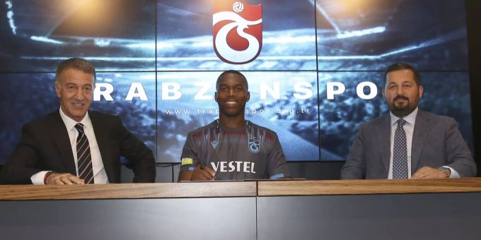 Die Klub-Bosse Trabzonspors präsentieren ihren Transfercoup Daniel Sturridge. FCB