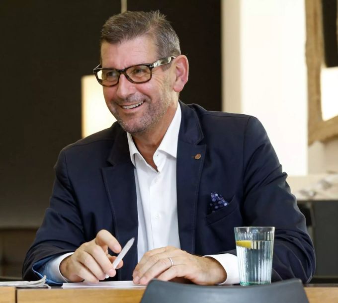 Nach ersten Auszählungen im Tessin landet FDP-Kandidat Giovanni Merlini auf dem vierten Platz. Damit dürfte der Tessiner Freisinn nach 126 Jahren seinen Ständeratssitz verlieren. Ständerat Merlini
