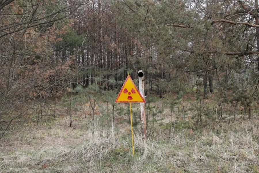 Ein Schild ausserhalb von Tschernobyl warnt vor Radioaktivität.