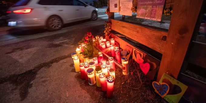 Blumen, Kerzen und Gedenkschmuck stehen und liegen am Ort des Unfalls und leuchten nach Sonnenuntergang. Unfall mit sechs Toten in Südtirol