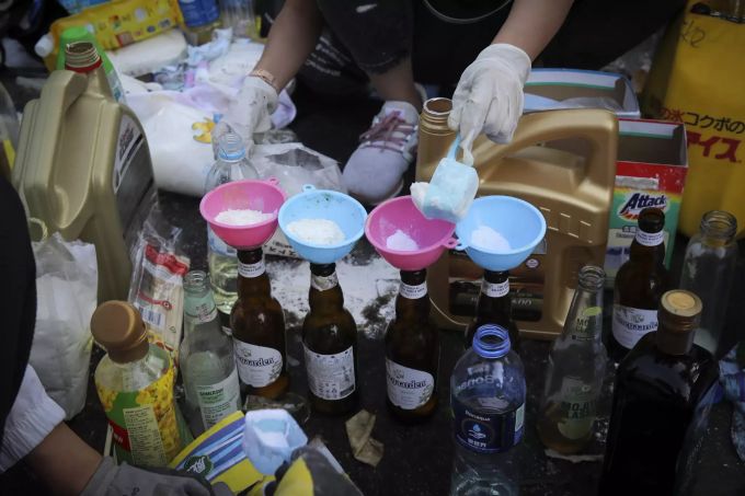 Demonstranten bereiten Brandbomben vor. Hong Kong Protests