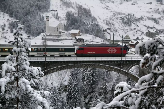 Ein SBB-Zug fahrt über eine Brücke der verschneiten Nord-Süd-Achse am Gotthard. (Archivbild) sbb zug winter