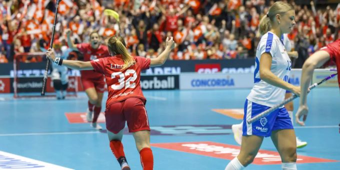 Die Schweizerin Liechti jubelt nach dem Treffer gegen Finnland. Schweiz Finnland Unihockey-WM
