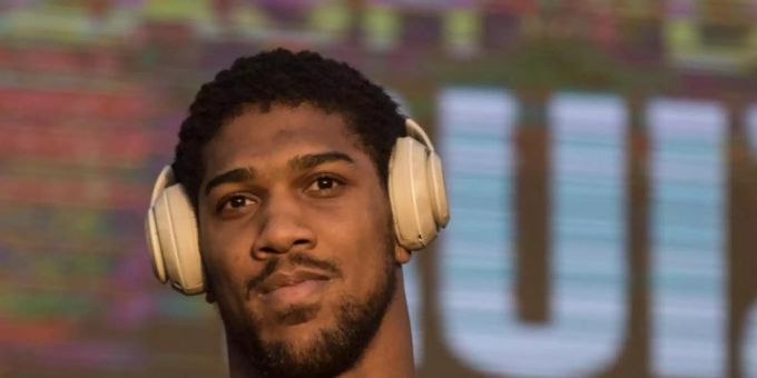Anthony Joshua will die WM-Gürtel zurück. Foto: Oliver Weiken/dpa