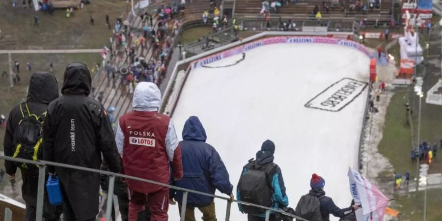 Beim Skispringen im Schweizerischen Engelberg war Schnee Mangelware. Foto: Urs Flueeler/KEYSTONE/dpa