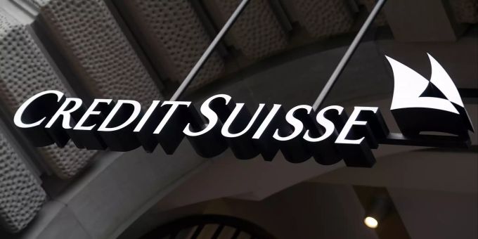 Das Logo der Credit Suisse in Zürich. credit suisse ehepaar khan