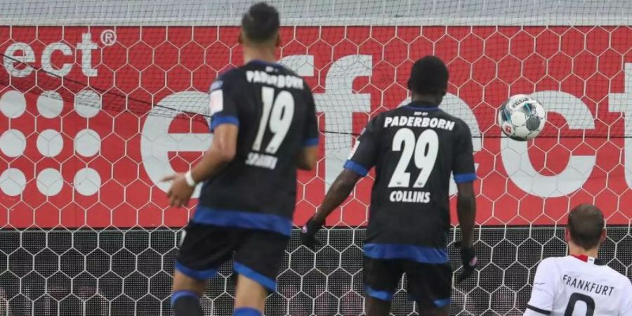 Paderborns Torwart Leopold Zingerle (l) kann den Treffer zum 2:1 durch Frankfurts Bas Dost (r) nicht mehr verhindern. Foto: Friso Gentsch/dpa