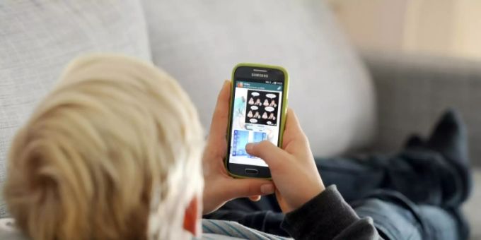 Ein Kind mit Smartphone. (Symbolbild) Kind Smartphone