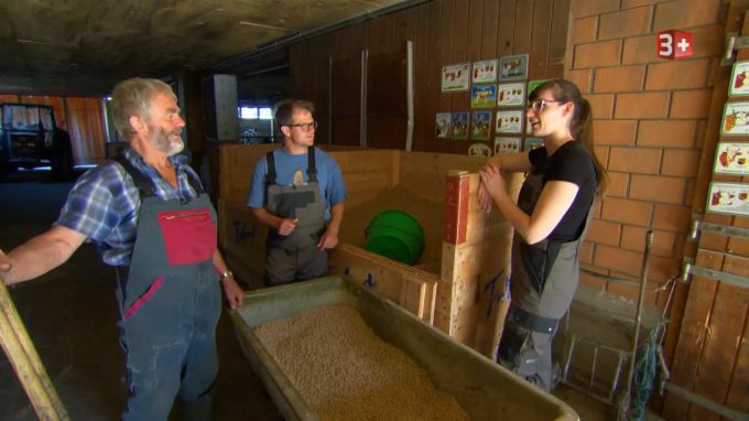 Bauer ledig sucht Roland und seine Hofdame Denise im Stall. Bauer ledig sucht