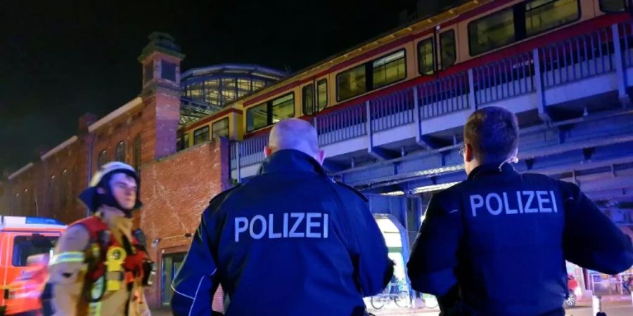 Feuerwehr und Polizei beim Einsatz am S-Bahnhof Bellevue
