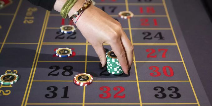 Das herkömmlich Wetten an einem Tisch ist aktuell nicht möglich. (Symbolbild) casinos liechtenstein