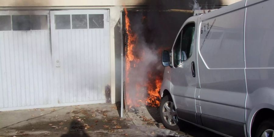 Brand in Garagenbox