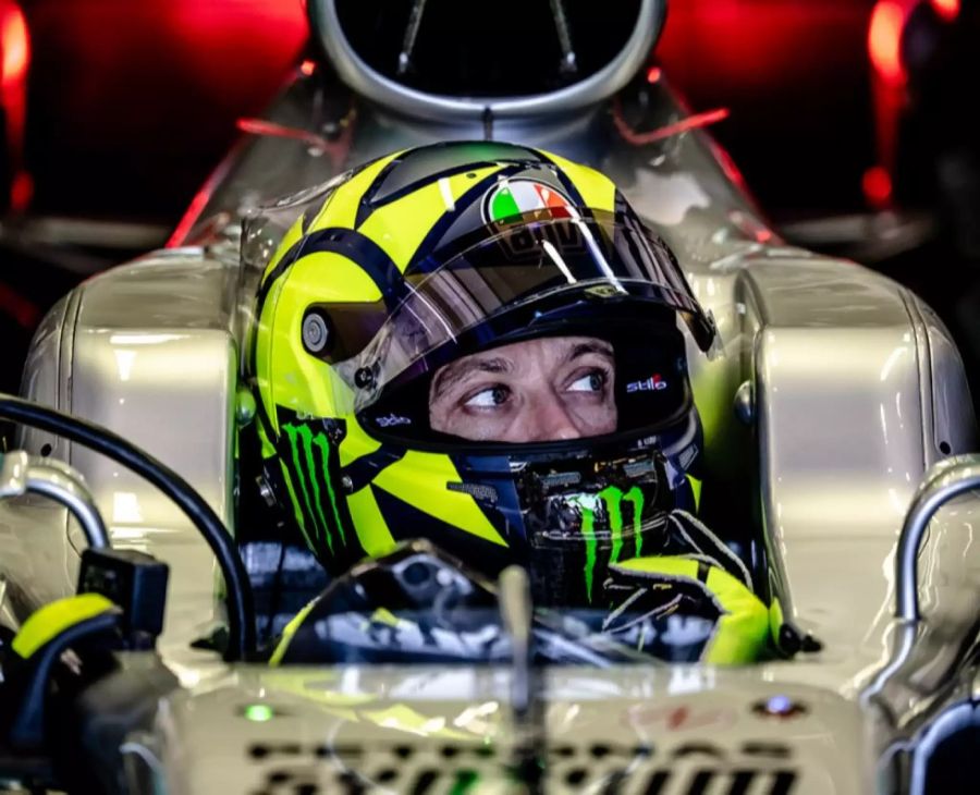 Valentino Rossi im Cockpit des Mercedes W08.