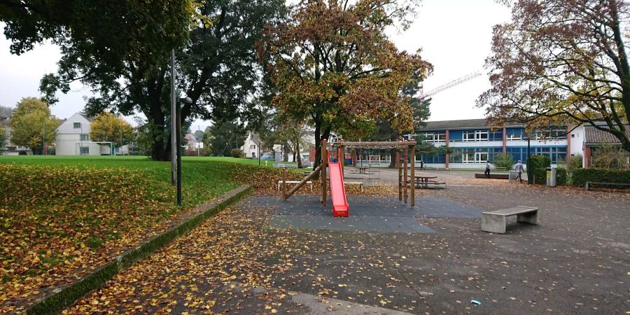 Der Spielplatz des Schulhaus Hofacker in Schlieren.