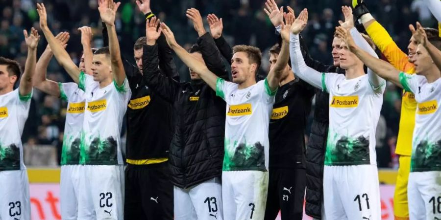 Tabellenführer: Gladbachs Spieler feiern den Sieg gegen Frankfurt. Foto: Marius Becker/dpa