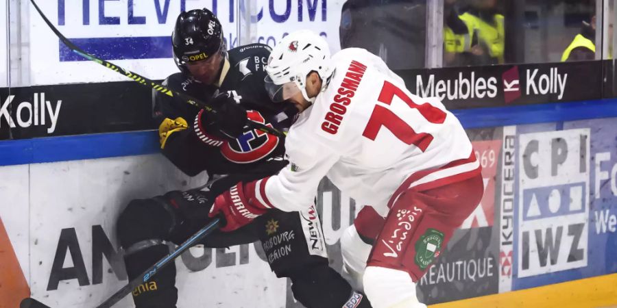 Gottérons Daniel Brodin (links) wird von Lausannes Robin Grossmannn an die Bande gedrückt