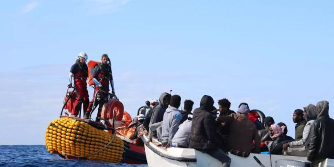 Retter von der «Ocean Viking» nähern sich vor Libyen einem Boot in Seenot mit 30 Menschen an Bord. Foto: Hannah Wallace Bowman/MSF/AP/dpa ocean viking